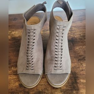 Gap size 10 Taupe braided peep toe heels